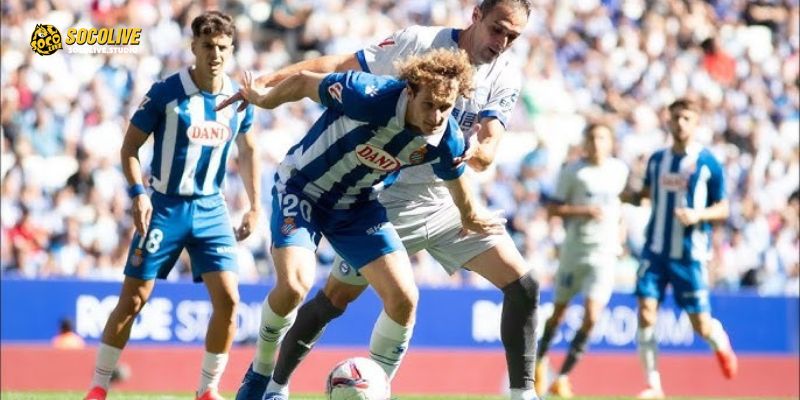 Cầu thủ Alavés vs Espanyol tranh chấp bóng đầy quyết liệt